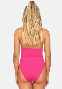 Różowy kostium kąpielowy z wysokim stanem, bezramkowy, o gładkiej teksturze i paskiem w talii, widok z tyłu.