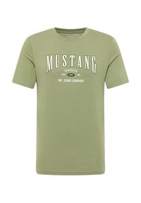 Zöld, rövidujjú pamut póló, fényes fehér "MUSTANG" felirattal és grafikai elemekkel az elülső részen.