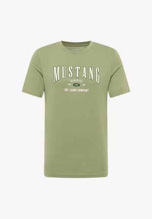 Žalias trumpas rankovėmis T marškinėliai, pagaminti iš medvilnės, su išryškintu baltu "MUSTANG" tekstu ir grafikos elementais krūtinėje.