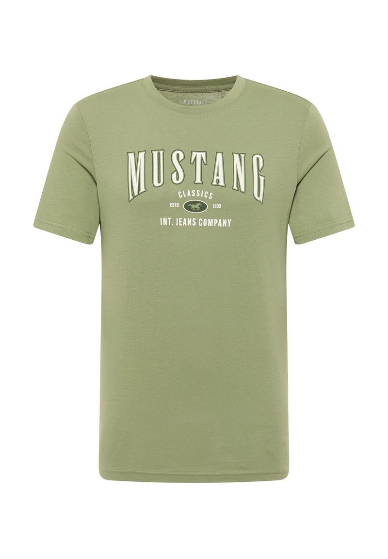 Zöld, rövidujjú pamut póló, fényes fehér "MUSTANG" felirattal és grafikai elemekkel az elülső részen.