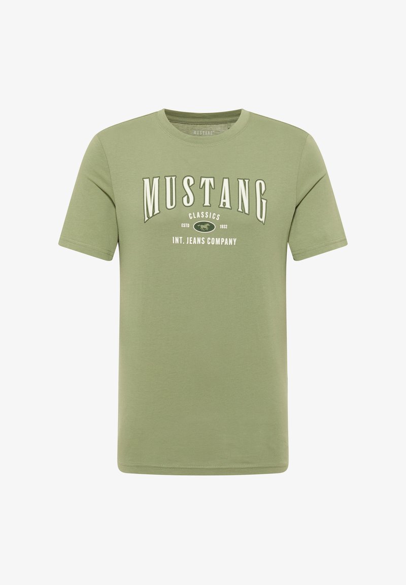 Žalias trumpas rankovėmis T marškinėliai, pagaminti iš medvilnės, su išryškintu baltu "MUSTANG" tekstu ir grafikos elementais krūtinėje.