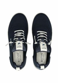 Námořnické textilní tenisky s síťovaným svrškem, bílými tkaničkami a kontrastní podrážkou. Obsahují značení na boku a štítku na jazyku. Měkká vnitřní podšívka.