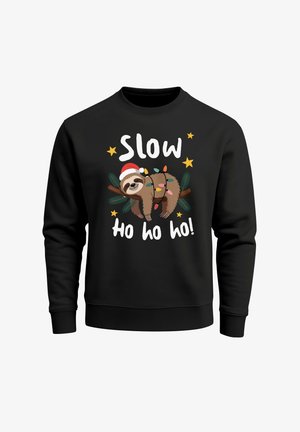 Schwarzer Pullover mit einem Faultier, das mit Weihnachtslichtern geschmückt ist, einem Weihnachtsmannhut trägt und den Text „Slow Ho Ho Ho!“ in Weiß und Gelb zeigt.