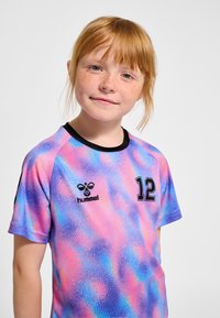 Färgglad kortärmad fotbollströja med en gradientmönster i rosa, blått och lila, med en svart krage och nummer 12 tryckt.