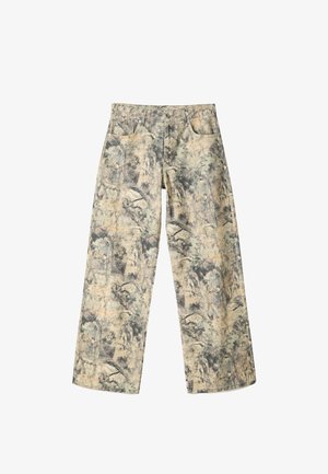 Weit geschnittene Hose im Camouflage-Muster mit Grüntönen, Beige und Grau. Hergestellt aus strukturiertem Stoff mit traditionellem Taschendesign.
