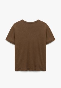 Brun kortærmet t-shirt. Har en rund hals og et blødt, let tekstureret stof. Bagsiden er ensfarvet uden yderligere detaljer.