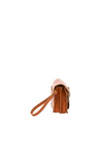 Sac en cuir tan avec un design incurvé, doté d'une fermeture éclair et d'une sangle de poignet amovible. Texture lisse avec des accents matériels minimalistes.