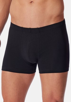 Czarne bokserki wykonane z bawełny, z elastycznym pasem i gładką fakturą, wyposażone w przednią kieszeń i krótkie nogawki.