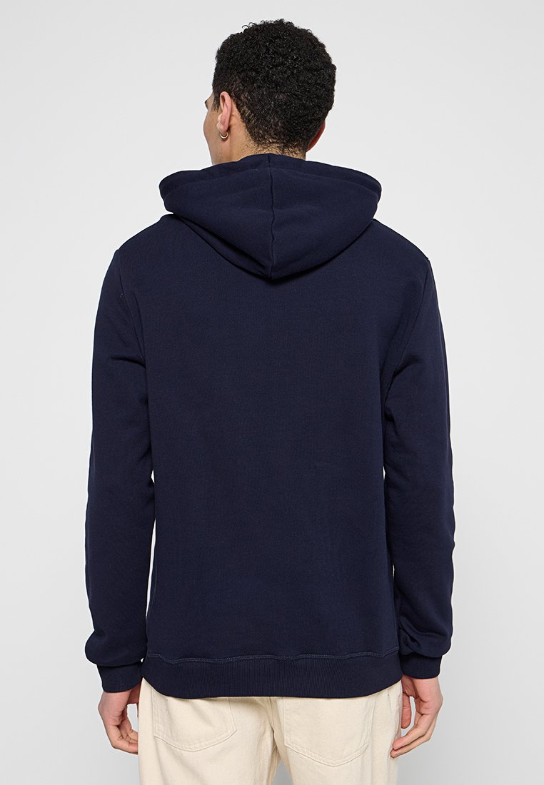 Felpa blu navy con cappuccio regolabile, maniche lunghe, polsini e orlo a coste; realizzata in un tessuto morbido e testurizzato. Visuale posteriore mostrata.