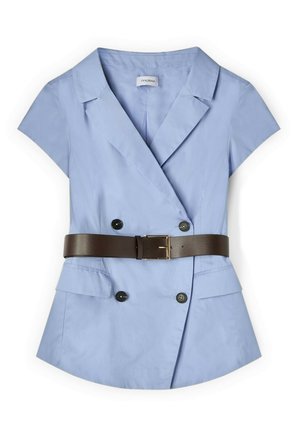 Blazer bleu clair à manches courtes avec revers, boutons noirs croisés, poches à rabat et une large ceinture marron foncé avec une boucle dorée.