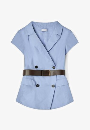 Blazer bleu clair à manches courtes avec revers, boutons noirs croisés, poches à rabat et une large ceinture marron foncé avec une boucle dorée.