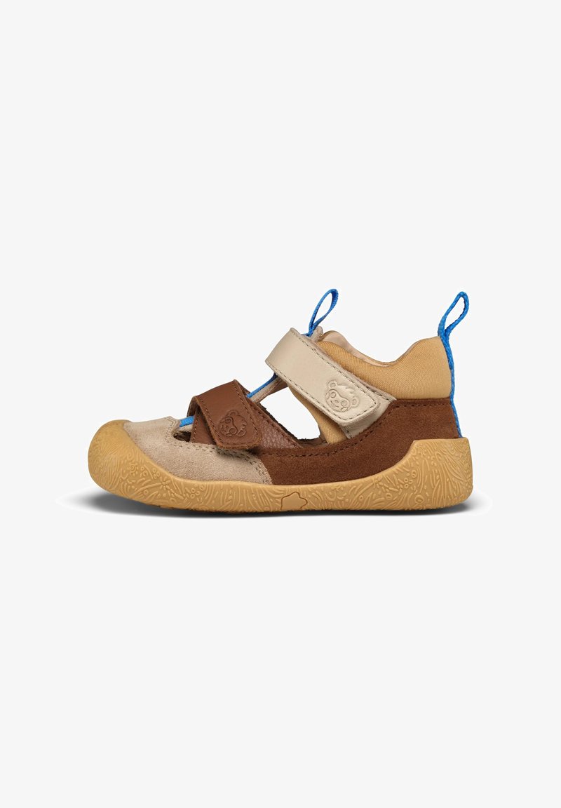 Scarpa per bambini con elementi beige, marroni e blu; cinturini regolabili; suola in gomma con motivo testurizzato; materiali in pelle scamosciata e tessuto.