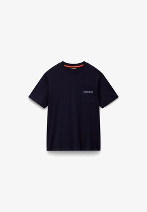 Mornarska majica s kratkim rukavima i okruglim izrezom, s džepom i izvezenom logotipom. Izrađena od mekog pamučnog materijala.