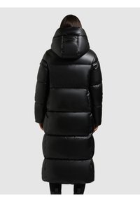 Pardessus nero imbottito con cappuccio, caratterizzato da una texture liscia e lucida e sezioni cucite. Design lungo con una vestibilità sicura in vita e ai polsi.