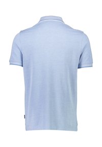 Camisa polo azul claro de algodón, con cuello y puños acanalados con acentos blancos. Vista trasera, manga corta, textura lisa.