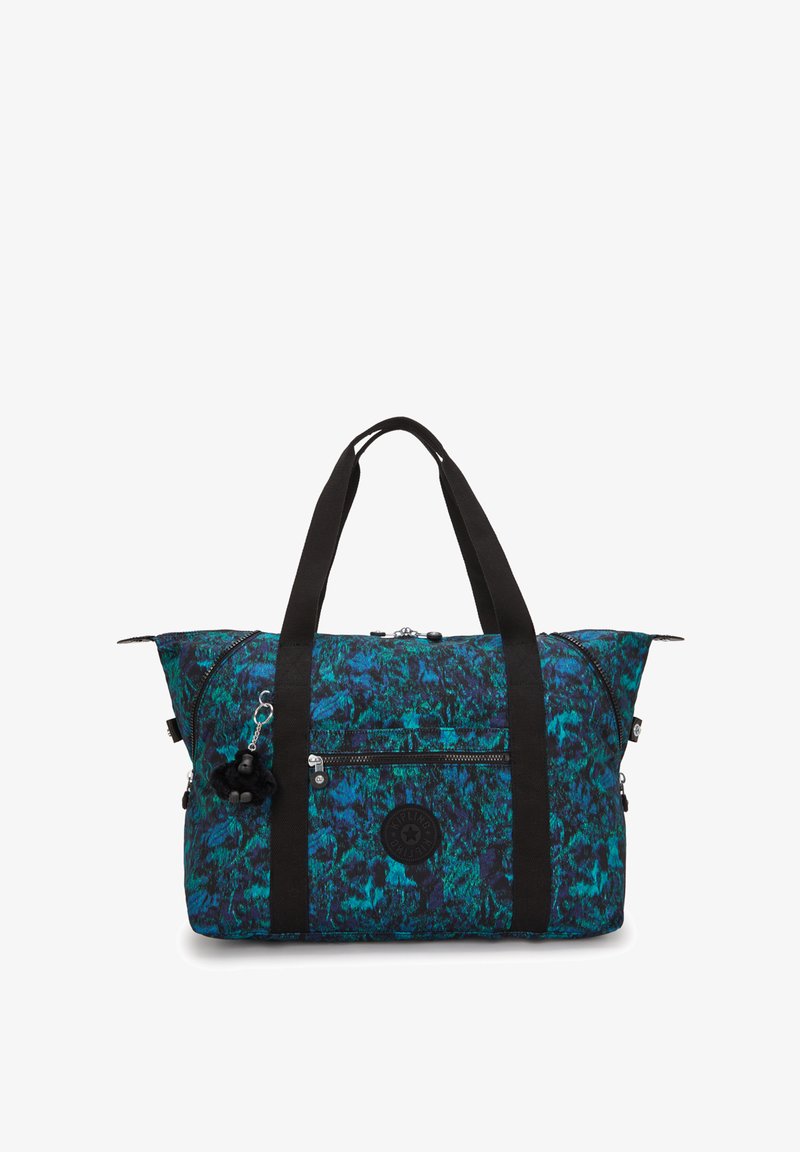 Grand sac de sport avec un motif abstrait bleu et vert, doté de poignées en tissu noir, d'une poche zippée à l'avant et d'un charm suspendu à la fermeture éclair.