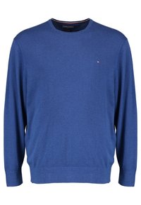 Pull bleu à manches longues avec col rond, petit logo rouge, blanc et bleu sur le côté gauche de la poitrine, et poignets et ourlet côtelés.