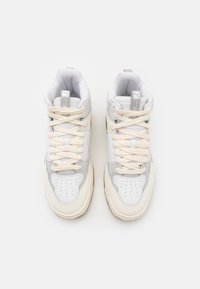 Hohe Sneaker mit Obermaterial aus weißem und hellgrauem Leder, beigen Akzenten, cremefarbenen Schnürsenkeln und perforiertem Zehbereich.