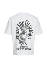 Hvid T-shirt med sort grafik af en kriger på en hest og teksten "jag den første lys" og "UDLØB DE UFORBEREDTE" på ryggen.