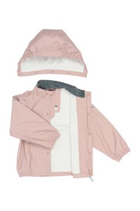 Chaqueta impermeable rosa con capucha, puños elásticos y forro gris. Cuenta con botones a presión y un bolsillo con cremallera, textura suave y brillante.