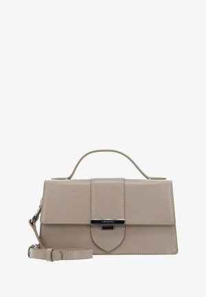 Beige leren handtas met een gestructureerd ontwerp, een handvat aan de bovenkant, een afneembare schouderriem en zilverkleurige hardware. Voorzien van een klep met een metalen accent.