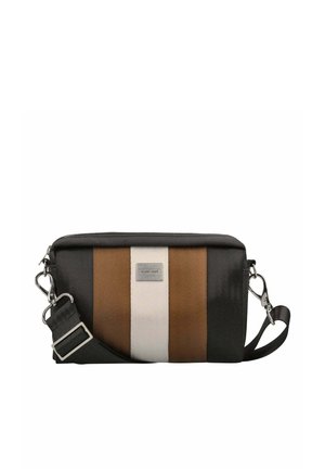 Mustakankainen olkalaukku, jossa leveät ruskeat ja valkoiset pystysuorat raidat sekä säädettävä musta hihna hopeisilla kiinnikkeillä.