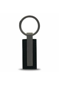 Porte-clés avec un anneau métallique circulaire et une languette rectangulaire en cuir noir présentant un accent métallique vertical et des coutures contrastées.