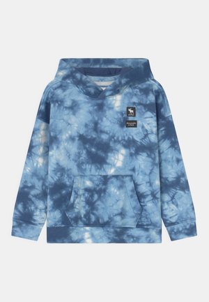 Blauwe tie-dye hoodie met een kangoeroezak, een capuchon met trekkoord en een klein logopatch op de borst. Zachte stof met een gladde textuur.