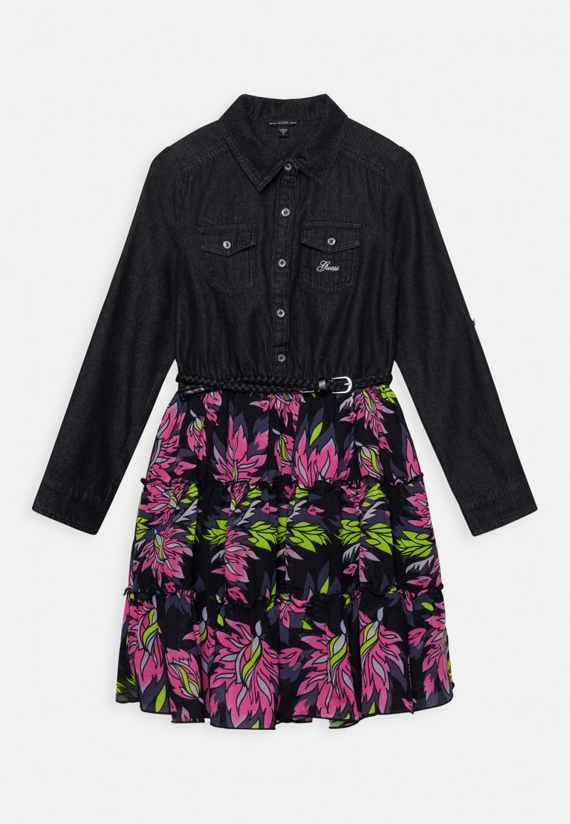 Robe chemisier noire à manches longues avec boutons et poches poitrine, avec une ceinture tressée et une jupe fleurie colorée rose et verte.