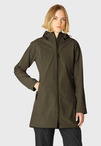 Chaqueta impermeable de un verde oliva oscuro con capucha, cremallera frontal, bolsillos para las manos y mangas largas, hecha de un material suave y flexible.
