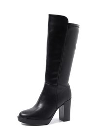 Stivale nero in pelle al ginocchio con un design elegante, punta rotonda, tacco in legno e dettagli di cucitura laterale. Texture liscia con una finitura opaca.