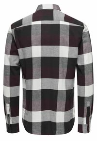 Camisa de manga larga con un patrón de cuadros multicolor que presenta tonos de burdeos oscuro, negro, gris y blanco, con puños abotonados y un collar.