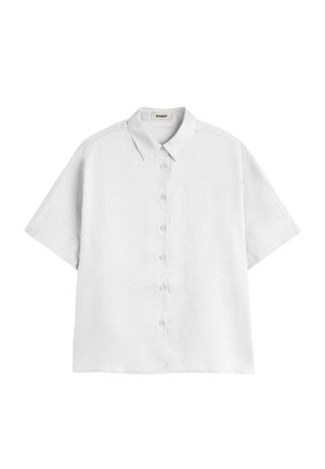 Weißes, kurzärmeliges Hemd mit Knopfleiste und Kragen, lockerer Passform und dezentem Texturmuster, auf weißem Hintergrund präsentiert.