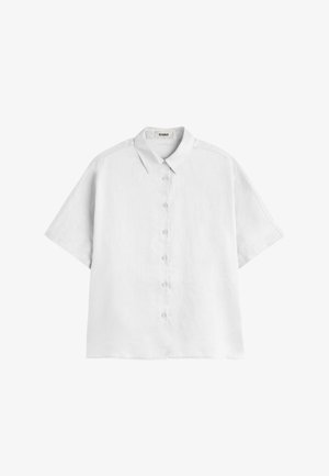 Valkoinen lyhythihainen kauluksellinen paita, rento istuvuus ja hienovarainen tekstuuri, esillä yksinkertaisella valkoisella taustalla.