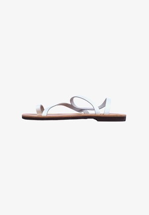 Hvide lædersandaler med to krydsende stropper, flad sål og en naturlig korksål. Minimalistisk design med en glat tekstur.