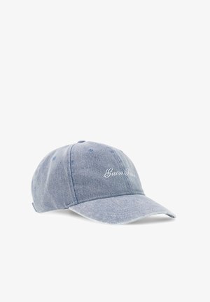 Casquette de baseball en denim bleu clair avec une visière courbée, un design à six panneaux et un logo brodé « Guess Jeans » blanc à l'avant.