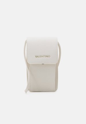 Bolso de teléfono de imitación cuero blanco con cierre de solapa, logo dorado en la parte frontal, diseño delgado y correa ajustable.