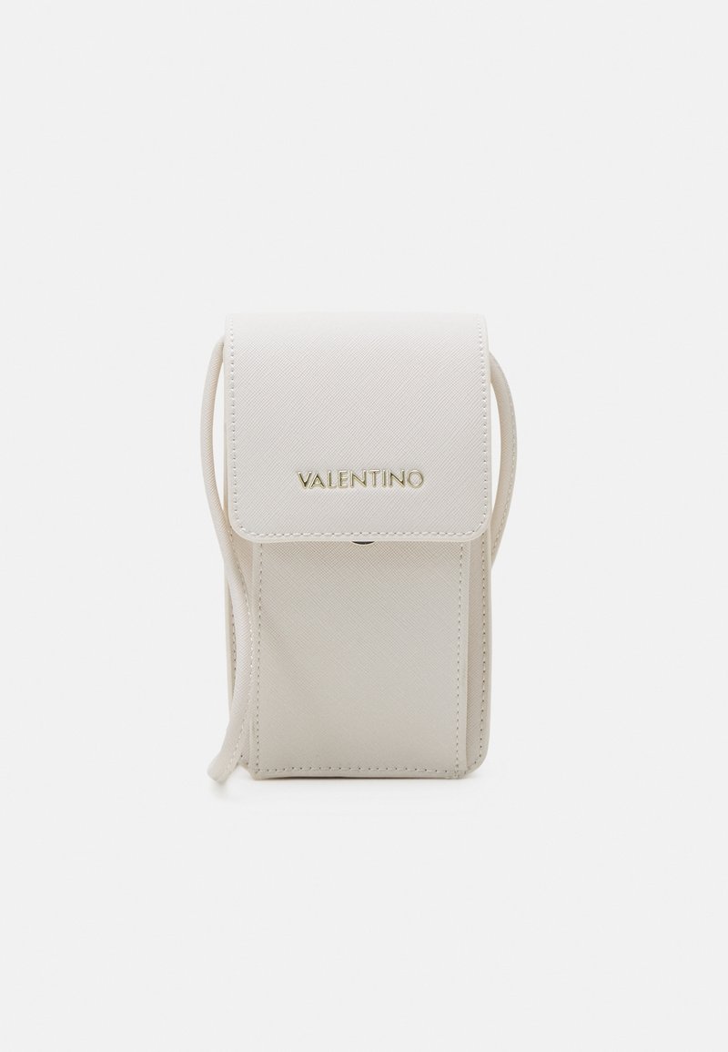 Bílá falešná kožená taška na telefon s klopovým uzavíráním, zlatým logem na přední straně, štíhlým designem a nastavitelným popruhem.