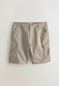 Beżowe spodenki cargo do kolan z bocznymi kieszeniami, szlufkami na pasek, zapięciem na guzik i gładkim przodem na białym tle.