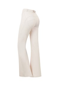 Pantalons évasés beige clair en matériau extensible, dotés de poches avant et de coutures détaillées le long des coutures et des poches arrière.