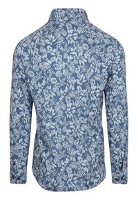 Langarmshirt van blauwe stof met witte bloemen- en loofpatronen. Beschikt over een kraag en knoopmanchetten.