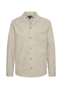 Chemise beige à manches longues en tissu léger, dotée d'un col à crans, d'une patte de boutonnage avant et d'une poche poitrine au tissu lisse.