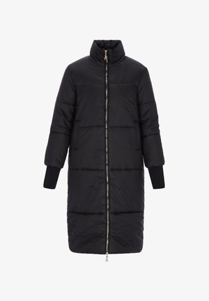 Fekete bélelt kabát magas gallérral, teljes hosszúságú elülső cipzárral, hosszú ujjakkal és bordázott mandzsettákkal. Simaságú anyag, vízszintes steppelési mintával.