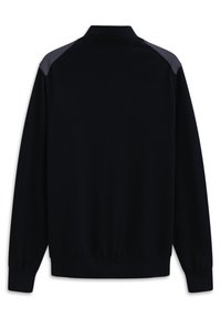 Czarny sweter z dzianiny z wysokim kołnierzem, długimi rękawami i kontrastowymi, ciemnoszarymi panelami na ramionach. Gładka tekstura z prążkowanymi mankietami i dołem.
