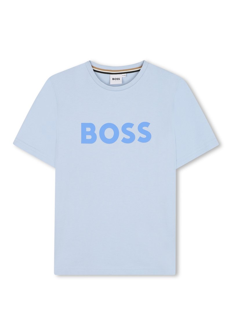 Svijetloplava pamučna majica kratkih rukava s okruglim izrezom. Na prednjem dijelu se ističe podebljani "BOSS" logotip u tamnije plavoj boji.