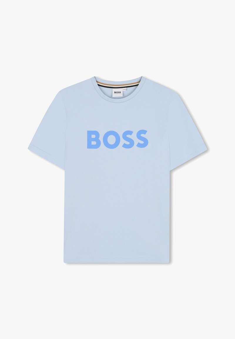 Gaiši zilas kokvilnas t-krekls ar apaļu kakla izgriezumu un īsām piedurknēm. Uz priekšpuses ir izcila "BOSS" logo tumšāk zilonī.