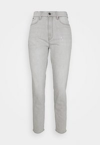 Jeans de denim gris claro con cintura alta, pierna ajustada y sutiles detalles de salpicaduras de pintura. Cuenta con cierre de botón y bolsillos estándar.