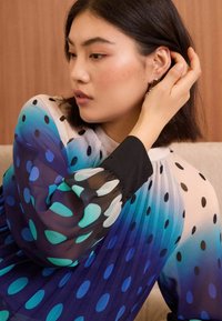 Love & Roses PLEATED REGULAR FIT - Blůza - blue ombre polka dot