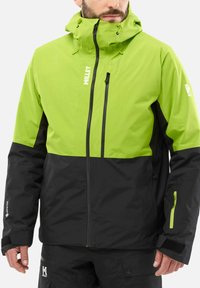 Veste imperméable pour hommes, verte et noire, avec une fermeture éclair avant, une capuche réglable et plusieurs poches. Fabriquée en matériau Gore-Tex, elle présente un design en blocs de couleurs.