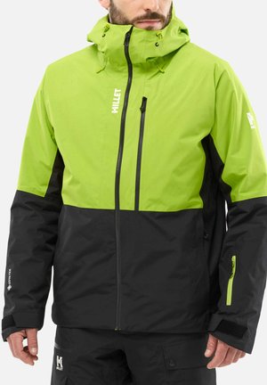 Veste imperméable pour hommes, verte et noire, avec une fermeture éclair avant, une capuche réglable et plusieurs poches. Fabriquée en matériau Gore-Tex, elle présente un design en blocs de couleurs.